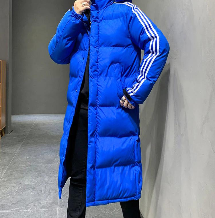 Comfortabele en warme lange winterjas voor heren, met capuchon. Ideaal voor koude winterse omstandigheden en wintermode.