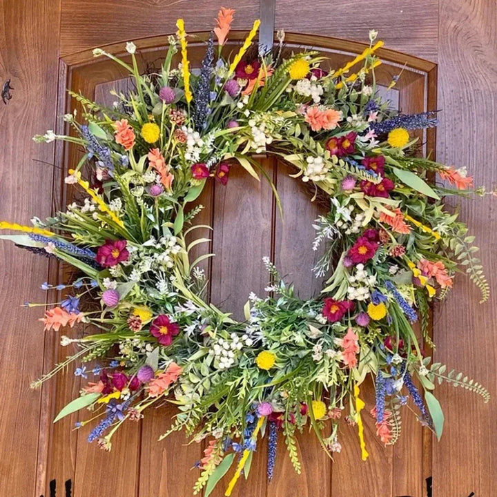 Detailopname van de kleurrijke Bloomora kunstbloemenkrans op houten achtergrond