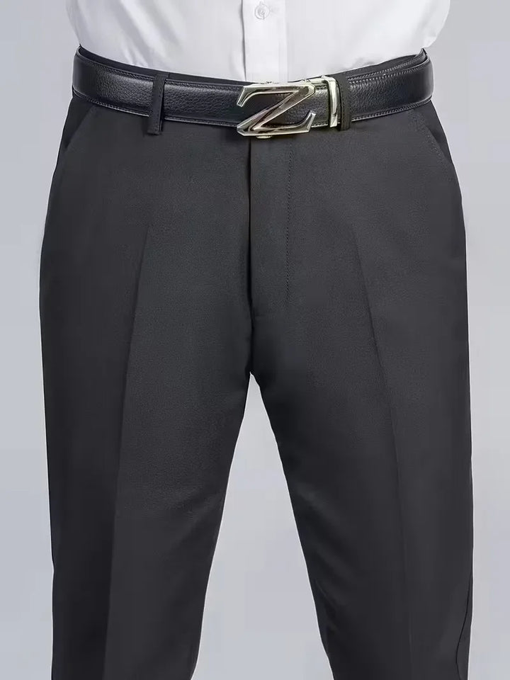 Close-up van de taille en riemlus van een zwarte herenpantalon