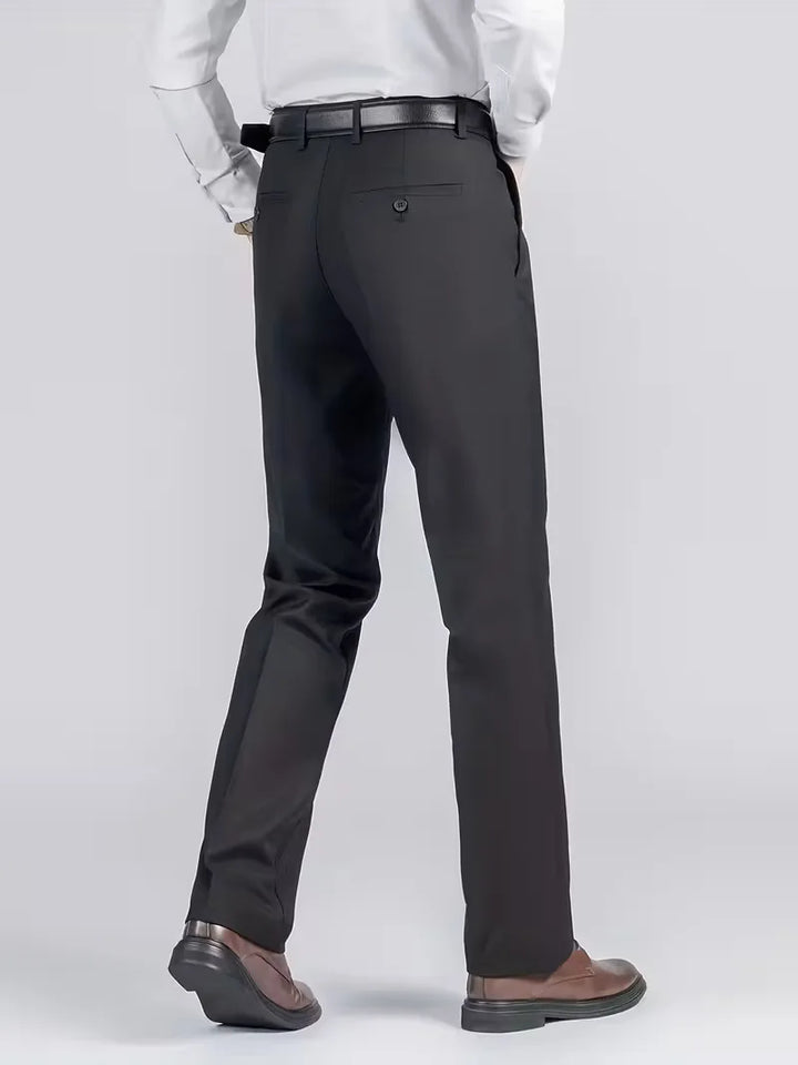 Achteraanzicht van een man in een stijlvolle zwarte pantalon met zakken