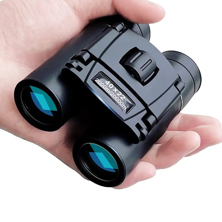 Compacte HD 40x22 verrekijker in handpalm, klaar voor gebruik in de buitenlucht.