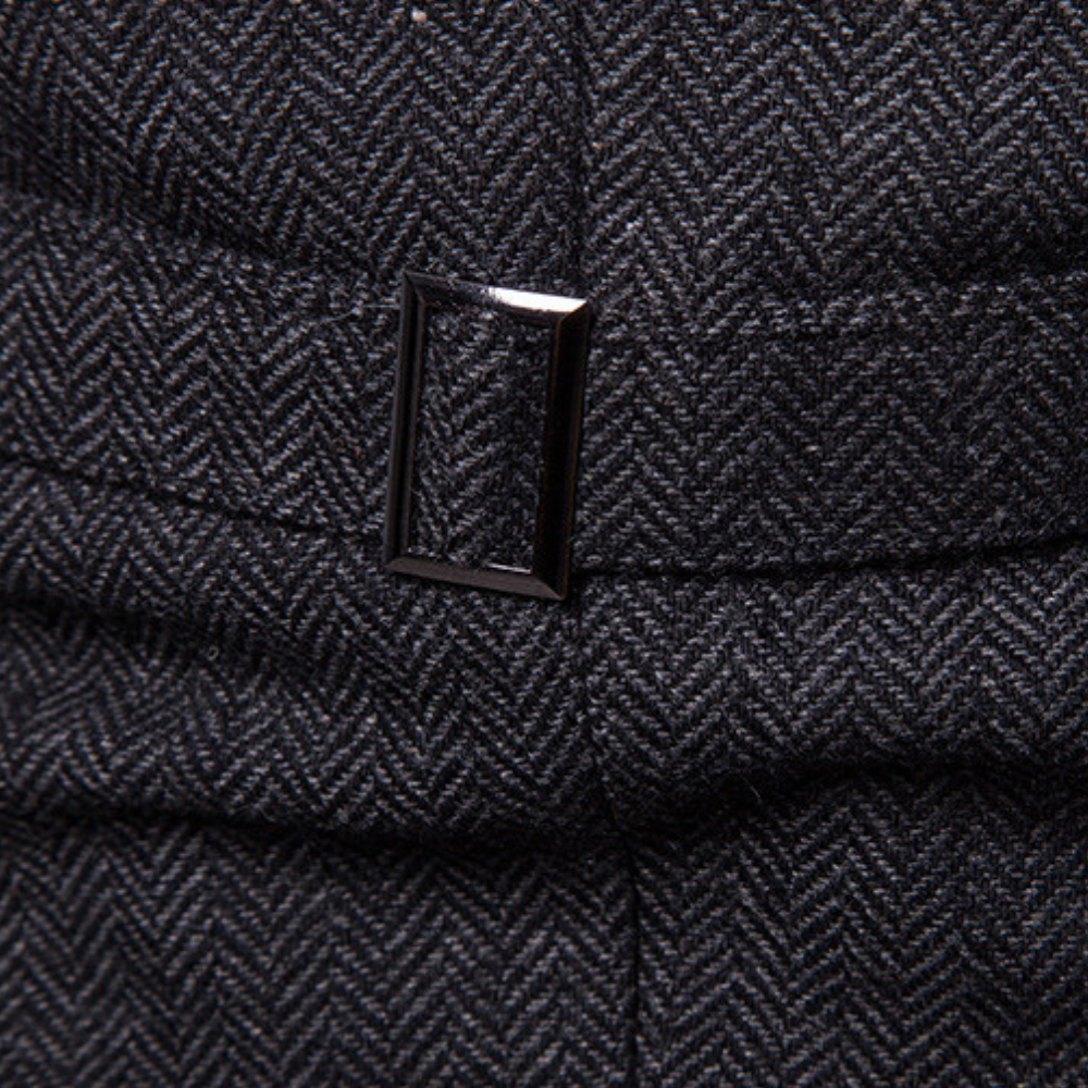 Detailopname van de gesp aan de achterzijde van het herengilet