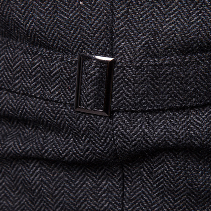 Detailopname van de gesp aan de achterzijde van het herengilet