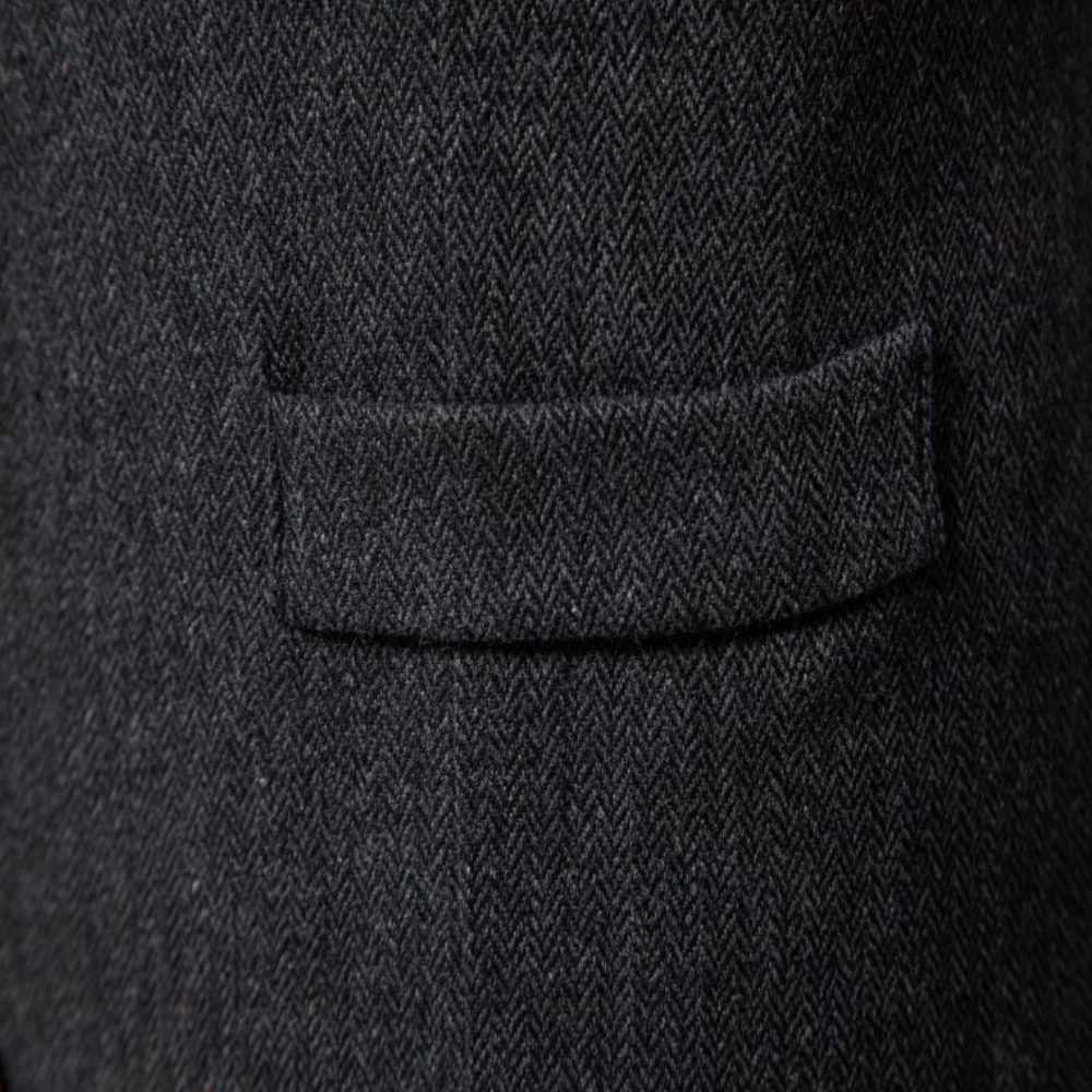 Detailopname van de nette zakafwerking op het herengilet