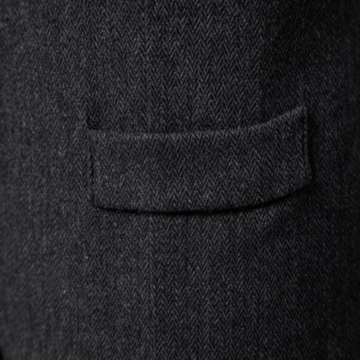 Detailopname van de nette zakafwerking op het herengilet