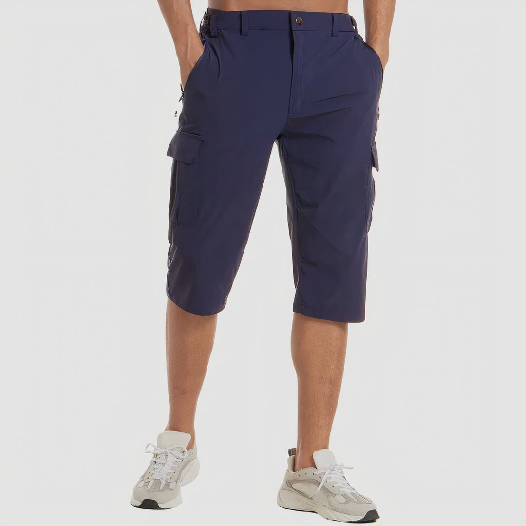 Detailopname van donkerblauwe heren cargo shorts