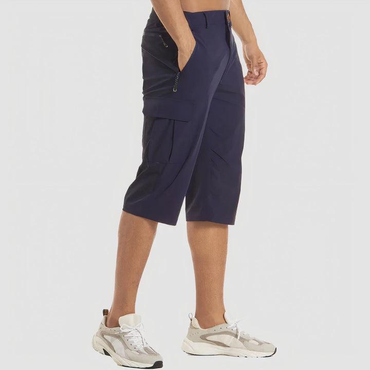 Zijaanzicht van comfortabele heren korte broek in donkerblauw