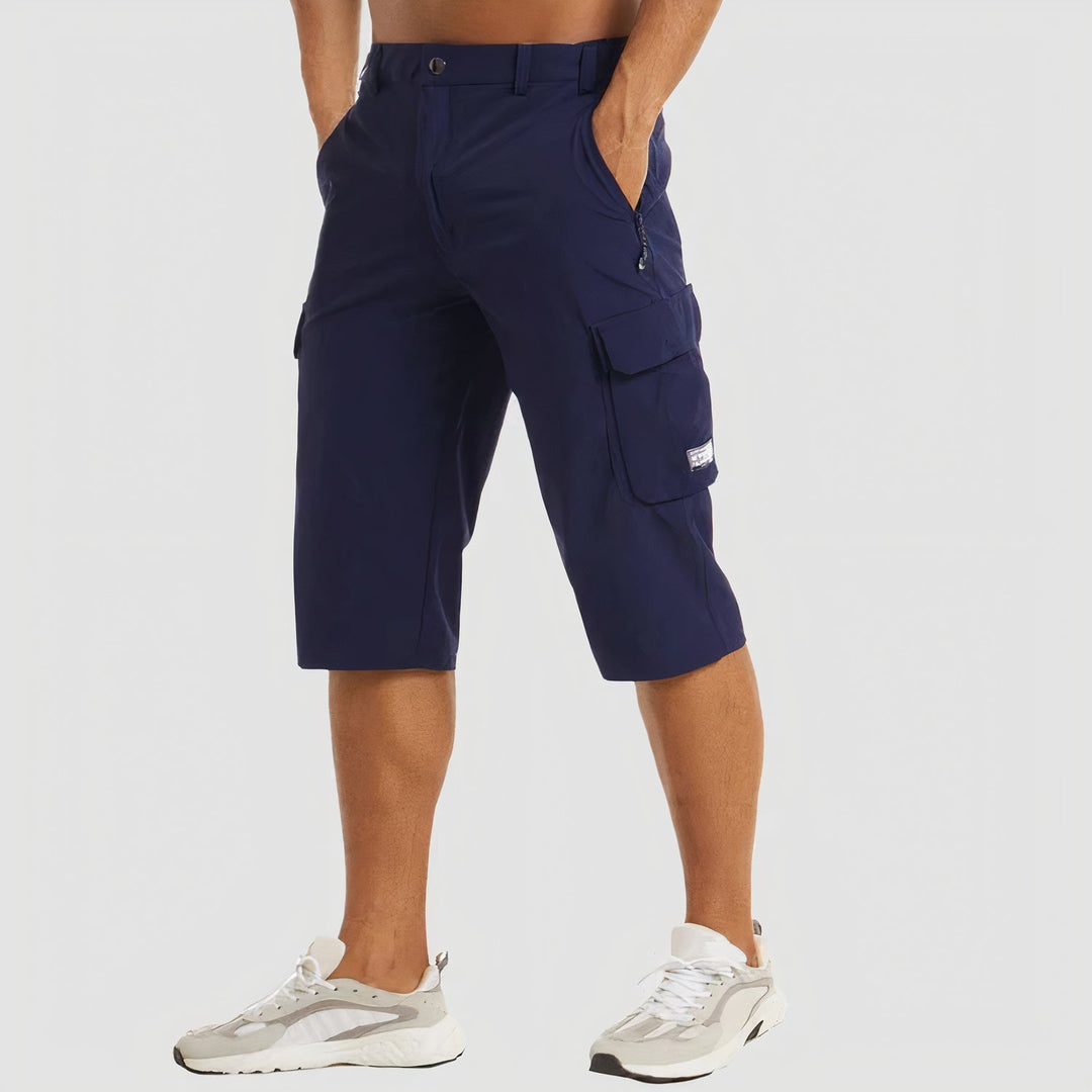 Man draagt donkerblauwe sneldrogende cargo shorts van voorzijde