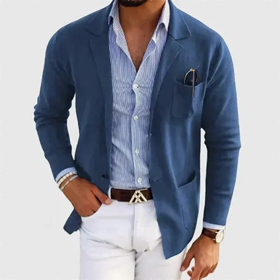 Noah heren casual blazer in blauw gedragen met gestreept overhemd en witte broek