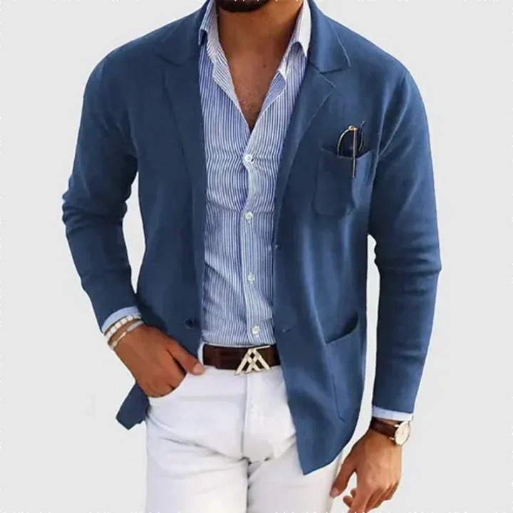 Noah heren casual blazer in blauw gedragen met gestreept overhemd en witte broek