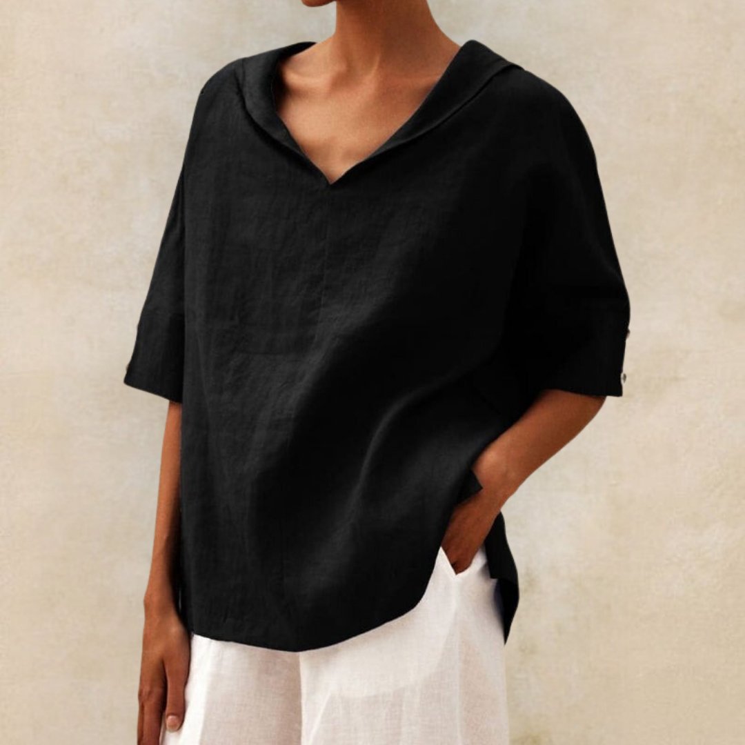 Witte casual dames blouse met V-hals, een comfortabele en losvallende zomer top. Stijlvolle en veelzijdige dameskleding.