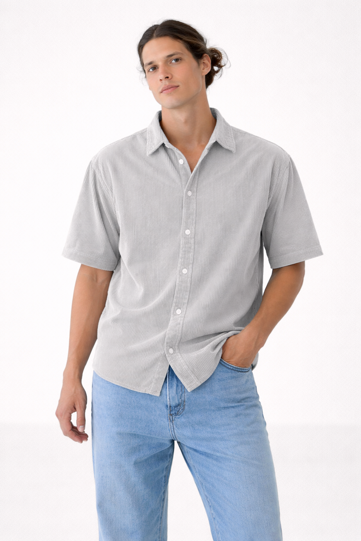 Moderne herenmode: ademend overhemd voor heren met korte mouw in zomerse look