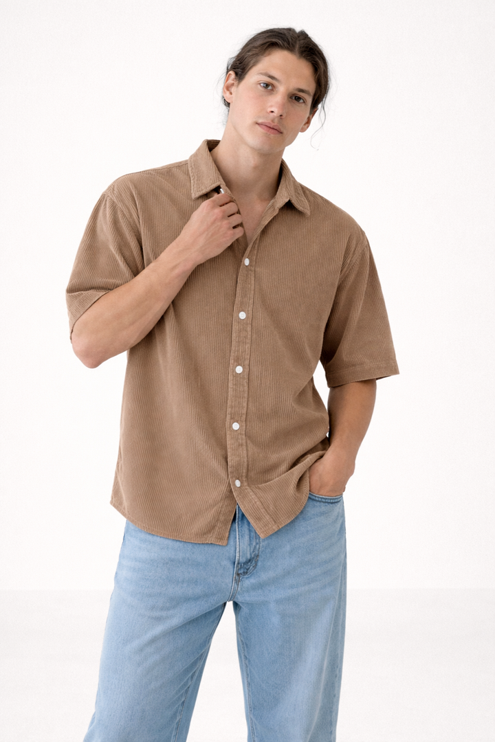 Ademend zomershirt voor heren, getoond in een comfortabele en stijlvolle pasvorm