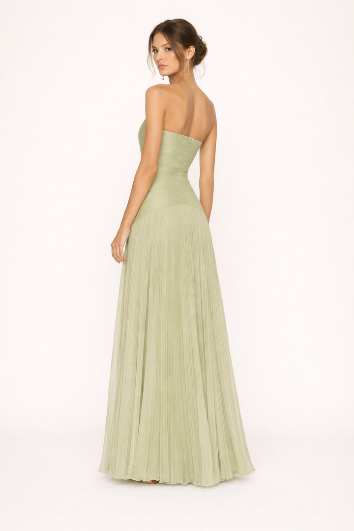 Comfortabele geplooide strapless maxi jurk in groen, een veelzijdige zomerjurk voor dames.