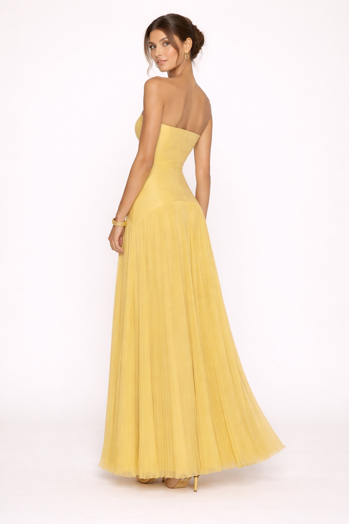 Model draagt een lange groene strapless geplooide zomerjurk, sierlijk en elegant voor dames.