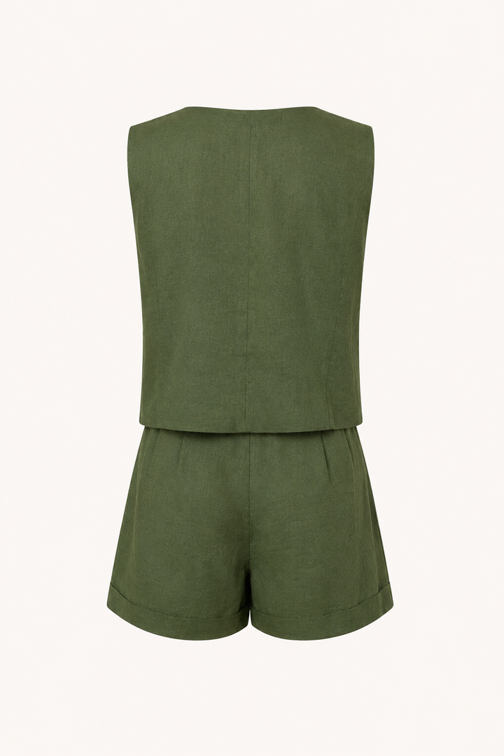 Casual chique groene dames set met comfortabel kort vest en trendy high-waist short. Zomerse fashion.