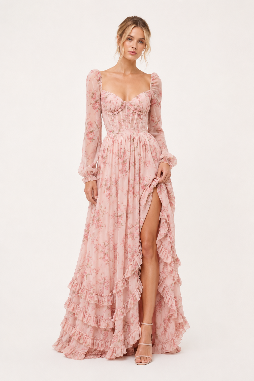 Model in elegante lange bloemenjurk met split, staand aan de voorkant