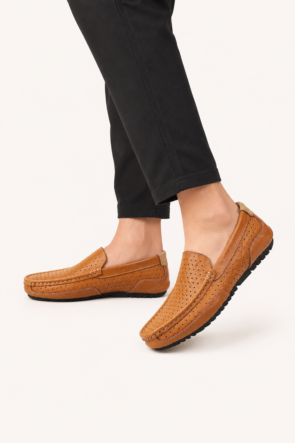 Detailopname van comfortabele heren loafers in bruine tint met subtiele stiksels