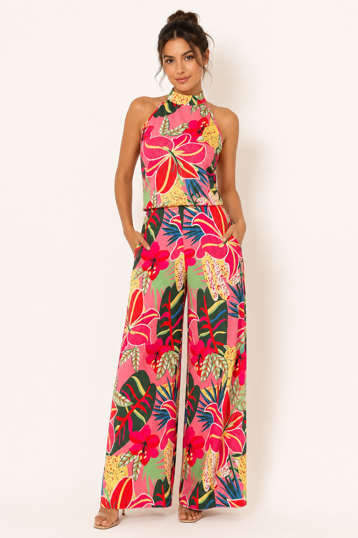 Zomerse dames outfit: tweedelige set met een elegante bloemenprint haltertop en een comfortabele broek met wijde pijpen.