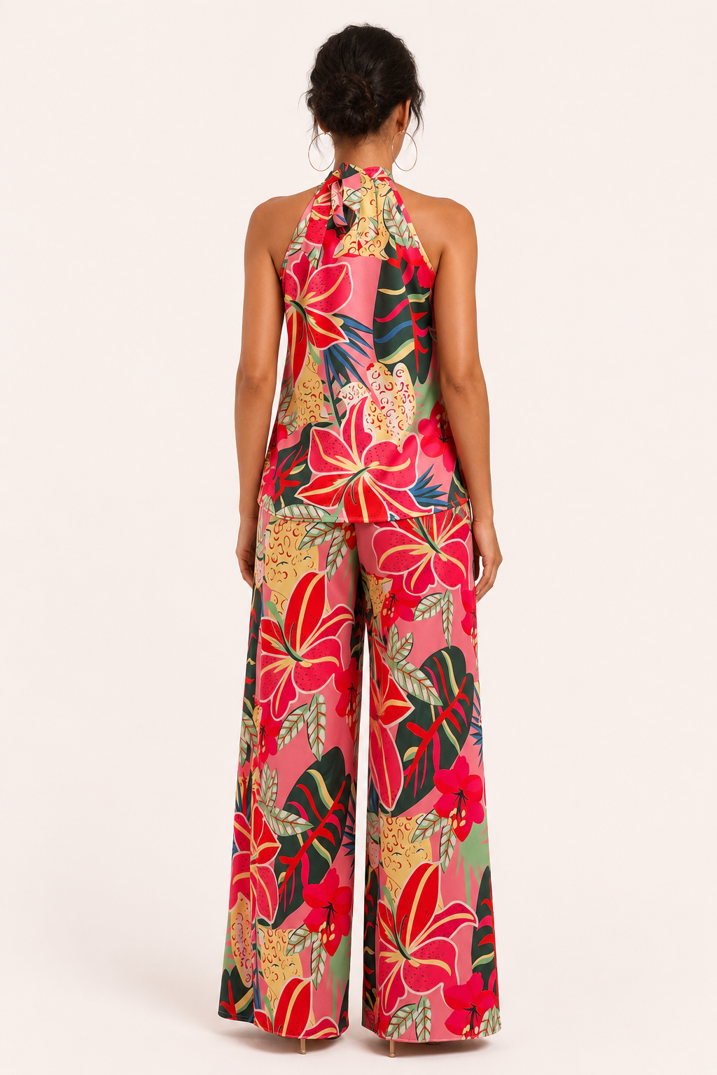 Luchtige dames haltertop en wijde broek met vrolijke bloemenprint, comfortabel voor zomerse dagen en damesmode.
