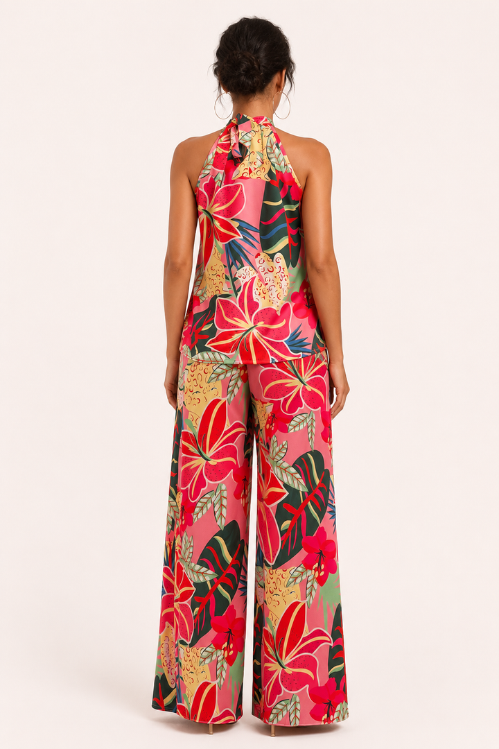 Luchtige dames haltertop en wijde broek met vrolijke bloemenprint, comfortabel voor zomerse dagen en damesmode.