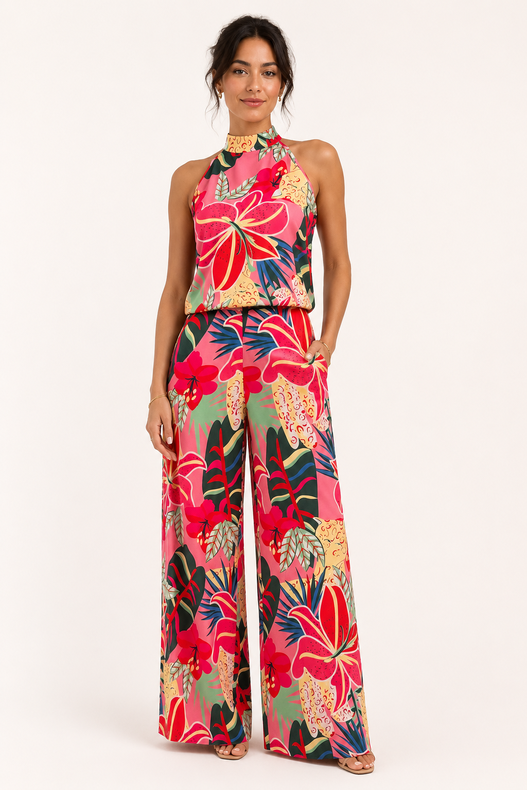 Dames tweedelige set met rode bloemenprint haltertop en wijde broek, perfect voor een zomerse, casual chique look.