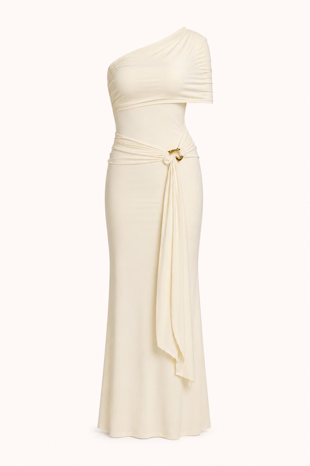 Gedetailleerde weergave van de witte jurk met één schouder, draping en gouden ring.