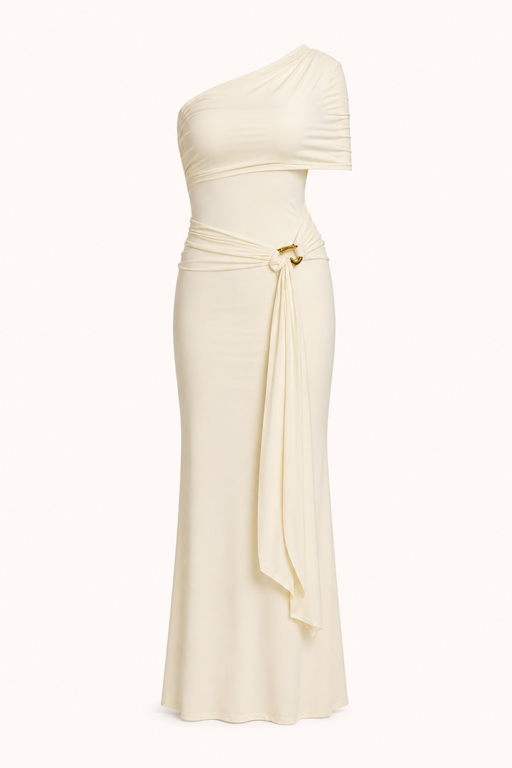 Gedetailleerde weergave van de witte jurk met één schouder, draping en gouden ring.