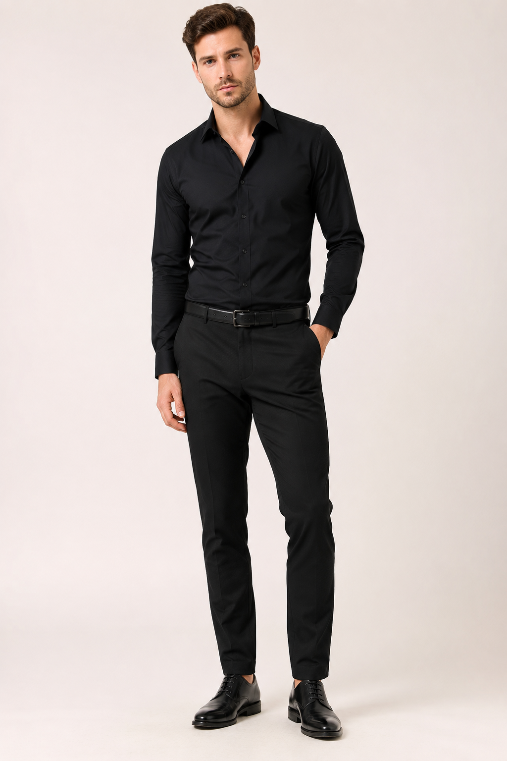 Wit getailleerd herenoverhemd met lange mouwen en klassieke kraag voor zakelijke kleding