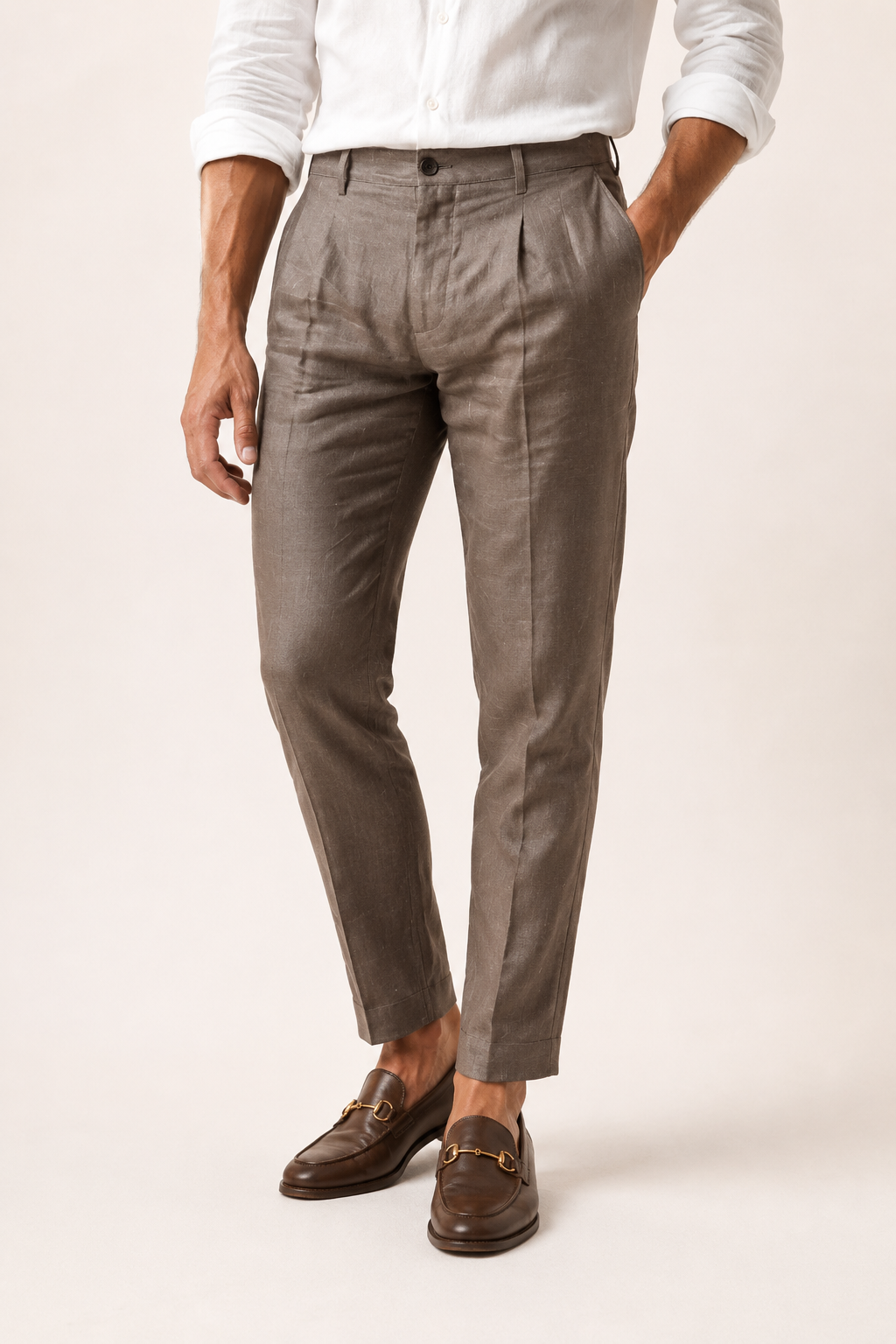 Comfortabele heren plooibroek met rechte pasvorm en enkellengte, perfect voor een zomerse, casual look.