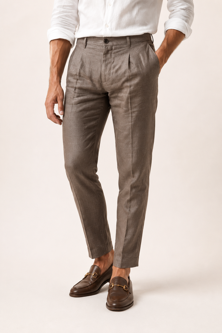 Comfortabele heren plooibroek met rechte pasvorm en enkellengte, perfect voor een zomerse, casual look.