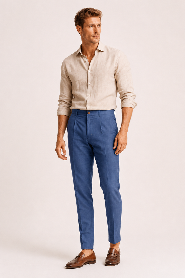 Comfortabele heren plooibroek, rechte pasvorm, enkellengte. Stijlvolle herenmode voor de zomer, veelzijdig.