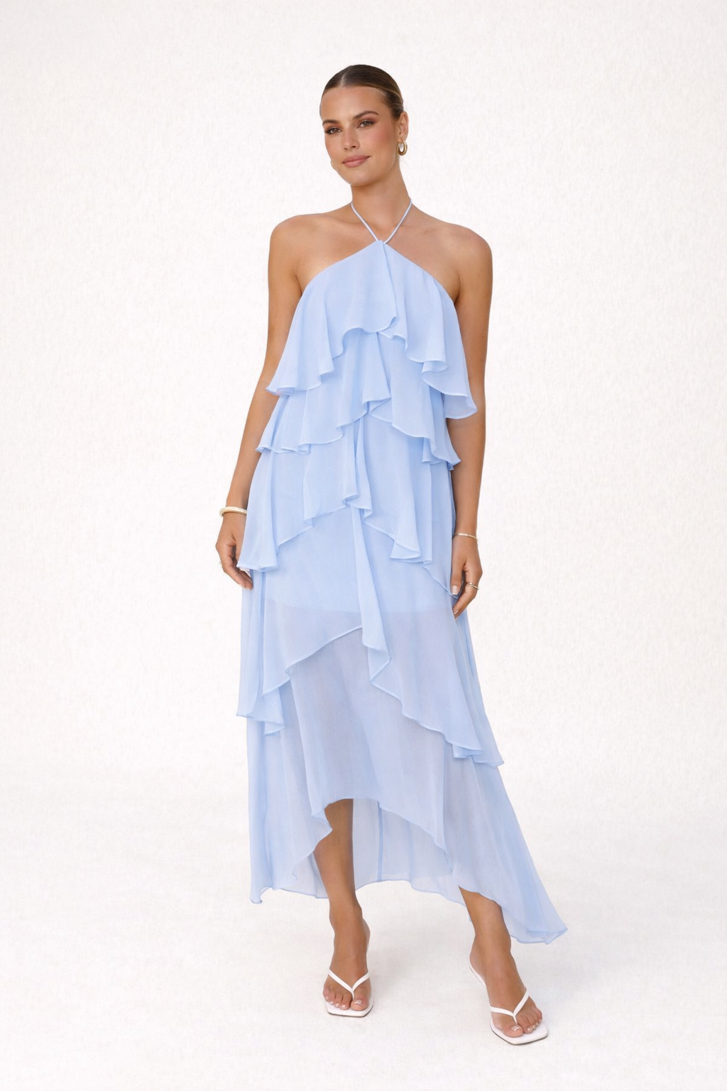 Vloeiende lange dames halterjurk, ideaal voor een zomerse dansavond. Comfortabele elegante feestjurk.