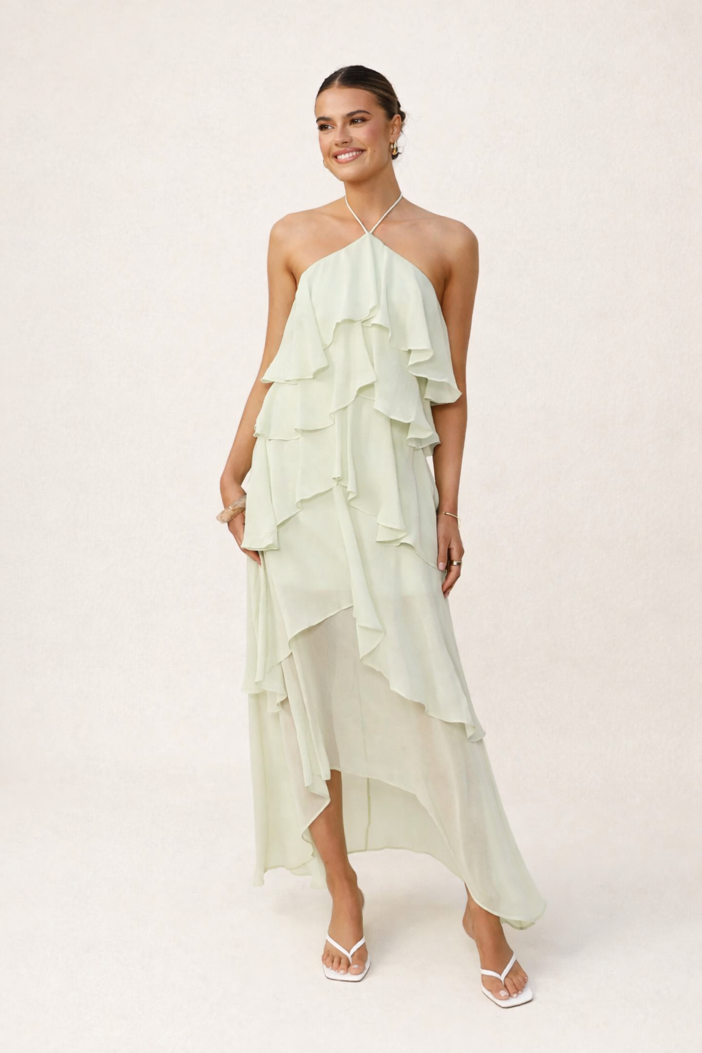 Elegante lange dames halterjurk, perfect voor zomerse feesten. Trendy feestjurk met vloeiende pasvorm.