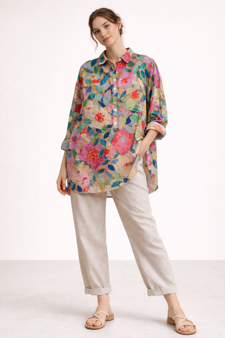 Detail van de knoopsluiting en klassieke kraag van de modieuze blouse met print.