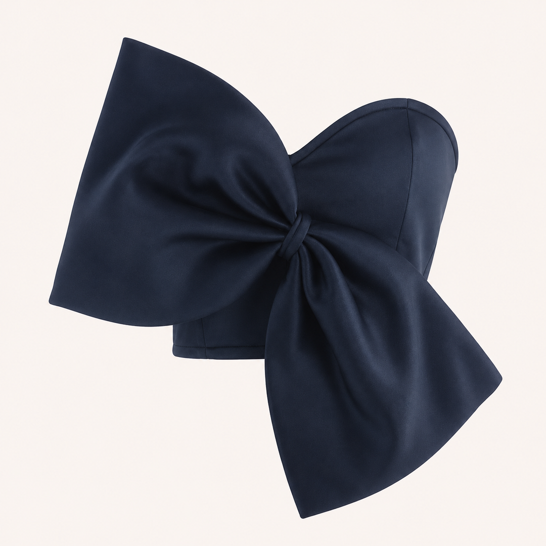 Detailopname van de strik op een rode dames korte top voor de zomer