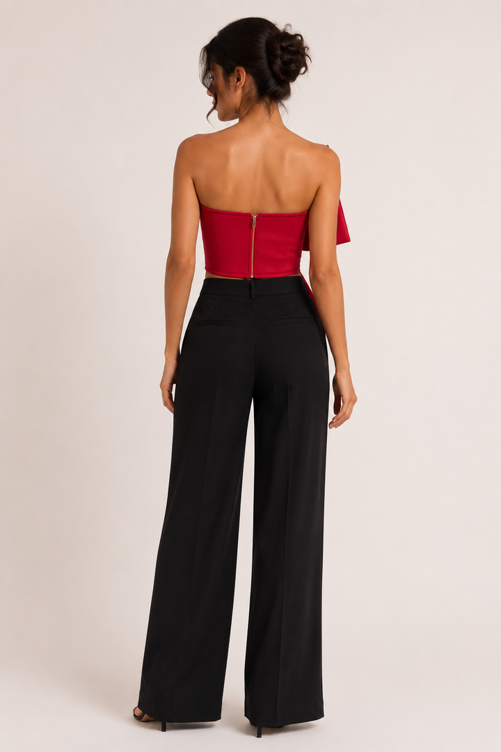 Achterzijde van de rode strapless korte top met ritssluiting