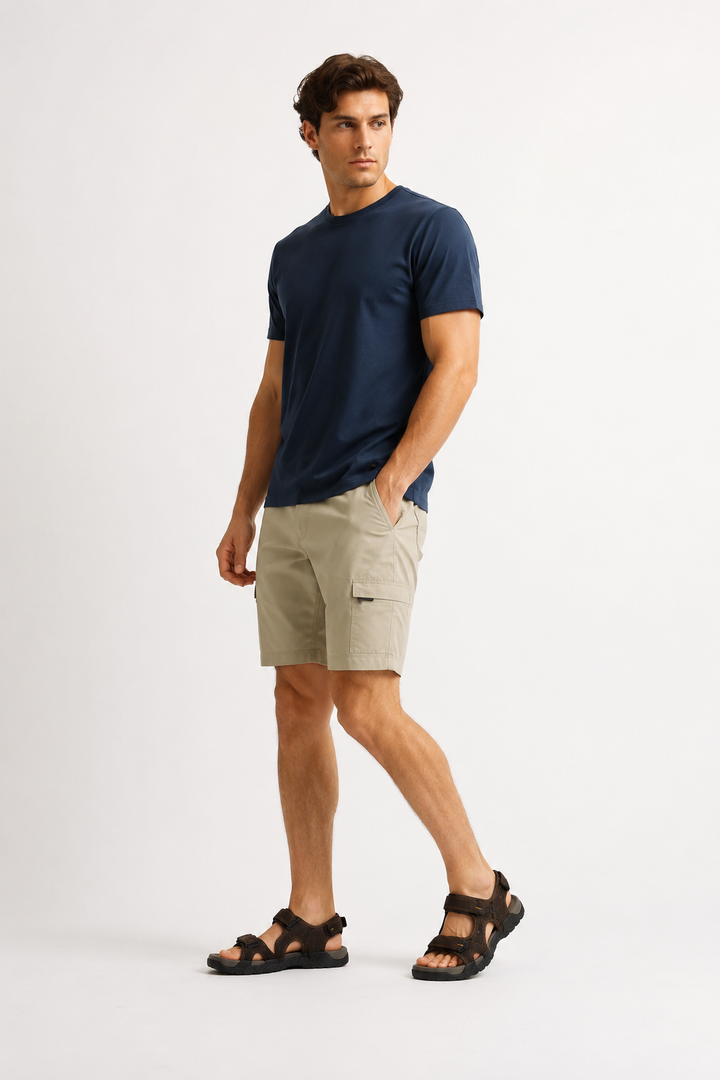 Man in zomeroutfit met comfortabele wandelsandalen in bruine kleur