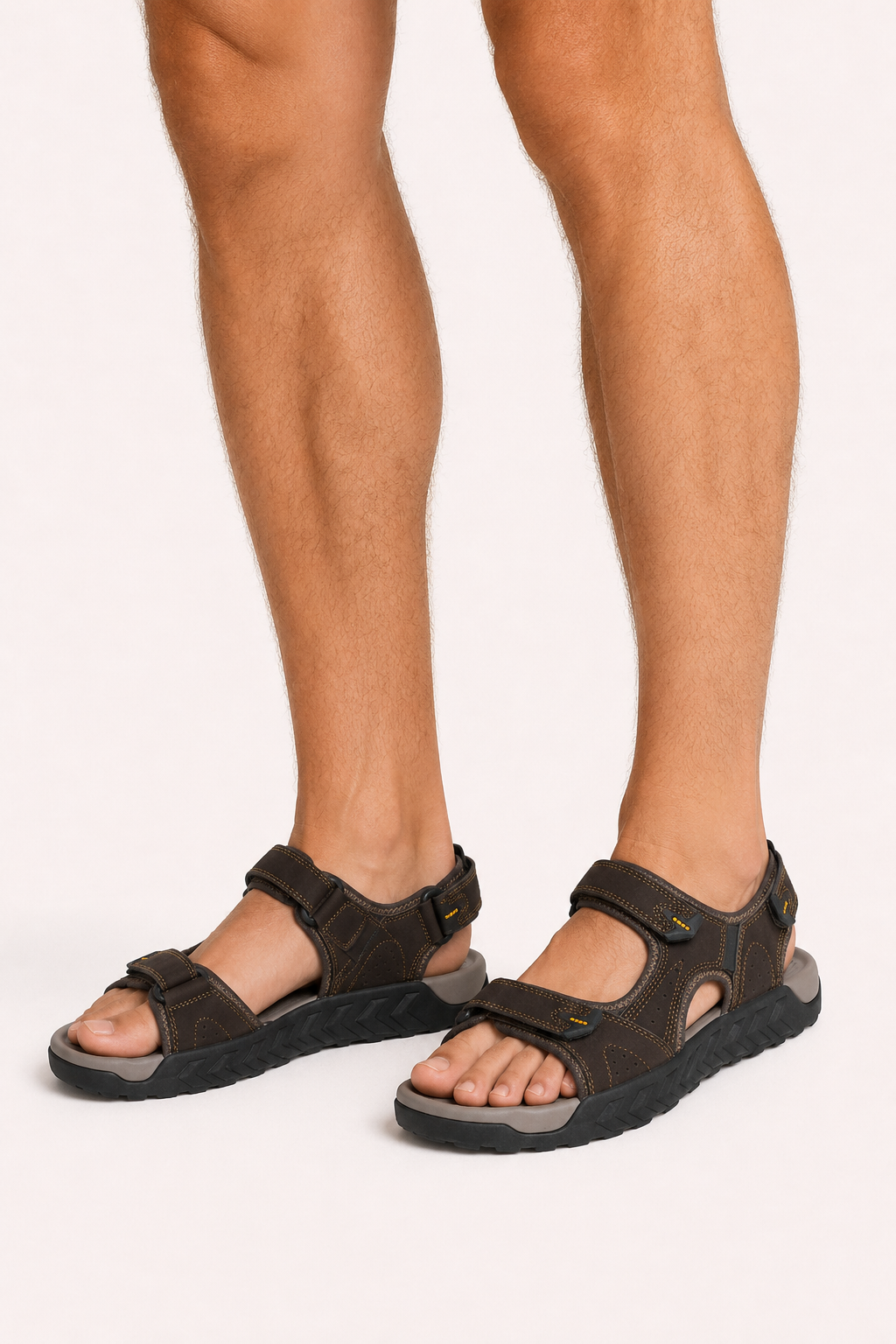 Man draagt bruine sportieve herensandalen met open teen en profielzool