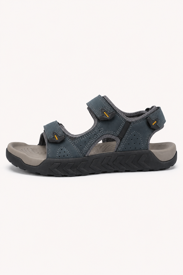 Comfortabele herensandalen in detail met handige klittenbandsluiting