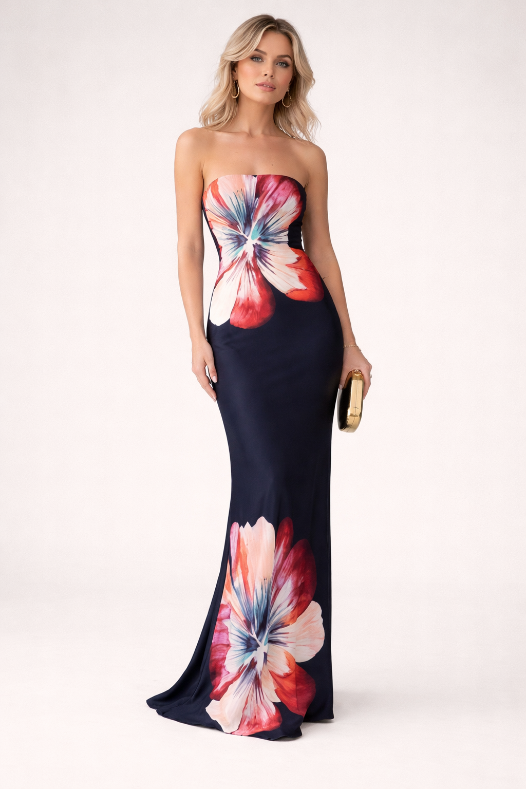 Modieuze strapless midi jurk met bloemenprint voor dames. Een elegante zomerjurk of feestjurk in witte/zwarte tinten.