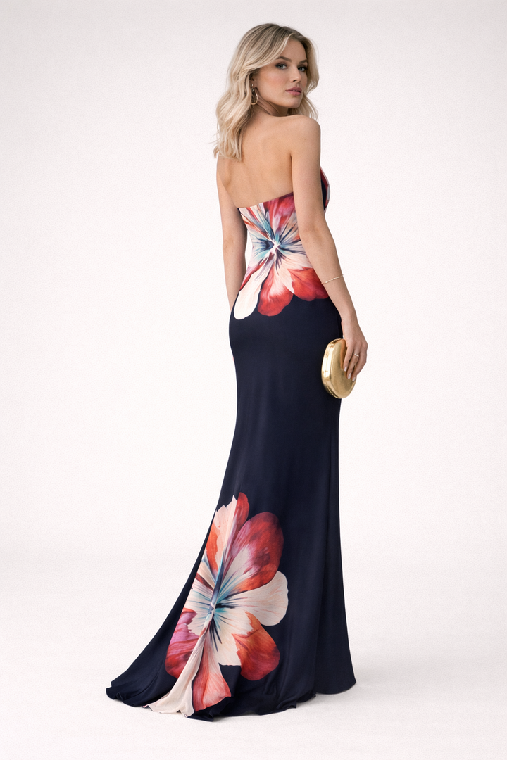 Chique dames gebloemde strapless midi jurk. Deze flatterende zomerjurk is ideale vrouwenmode voor elke gelegenheid.