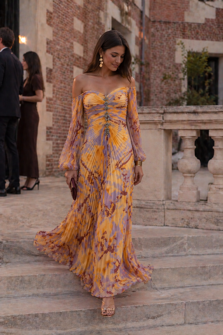 Chique oranje dames avondjurk met verfijnde plooien en elegante hoge split. Een statement maxi jurk voor gala's.