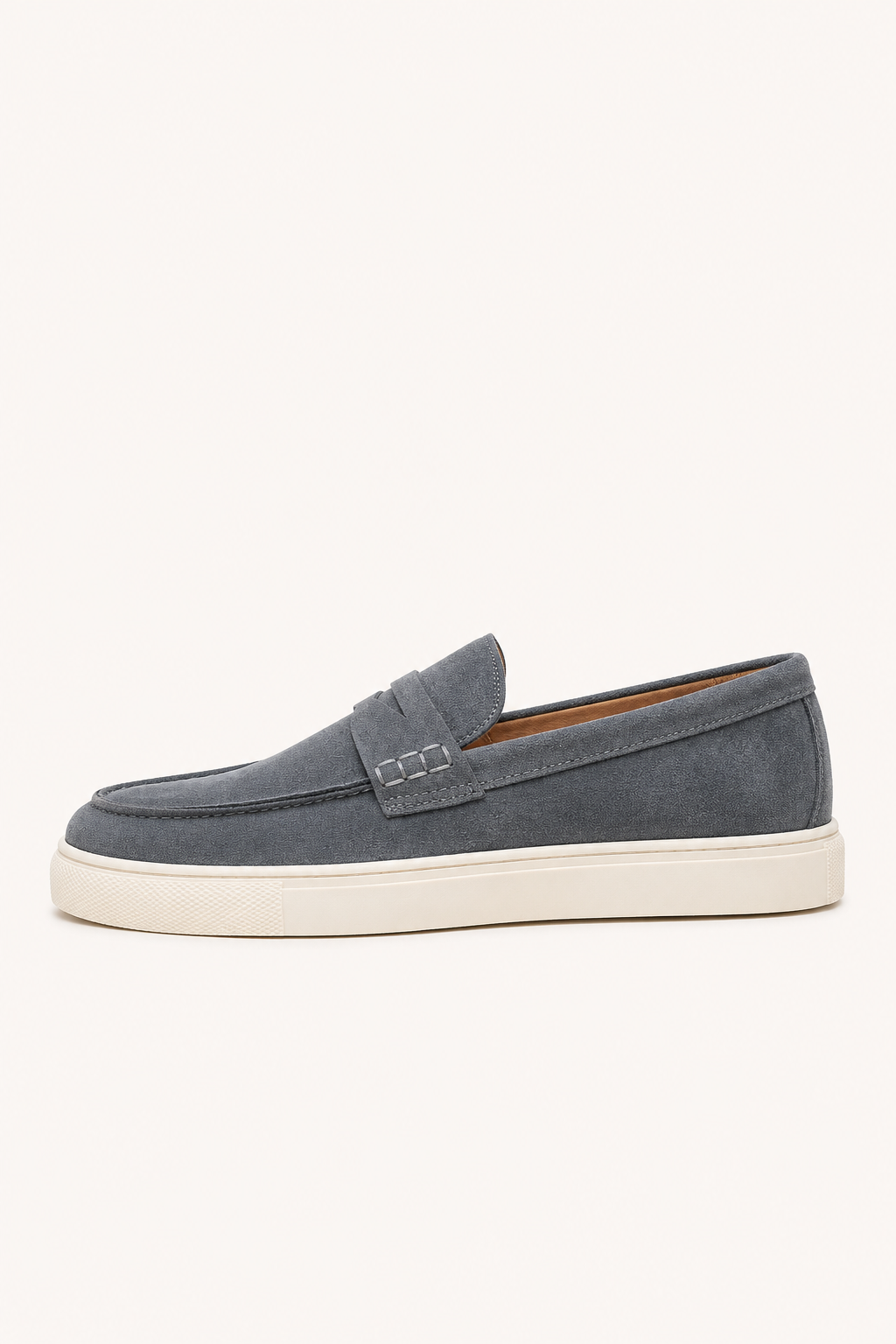 Zwarte heren instappers met moderne sneakerzool. Comfortabele herenschoenen met lage zool voor een casual look.