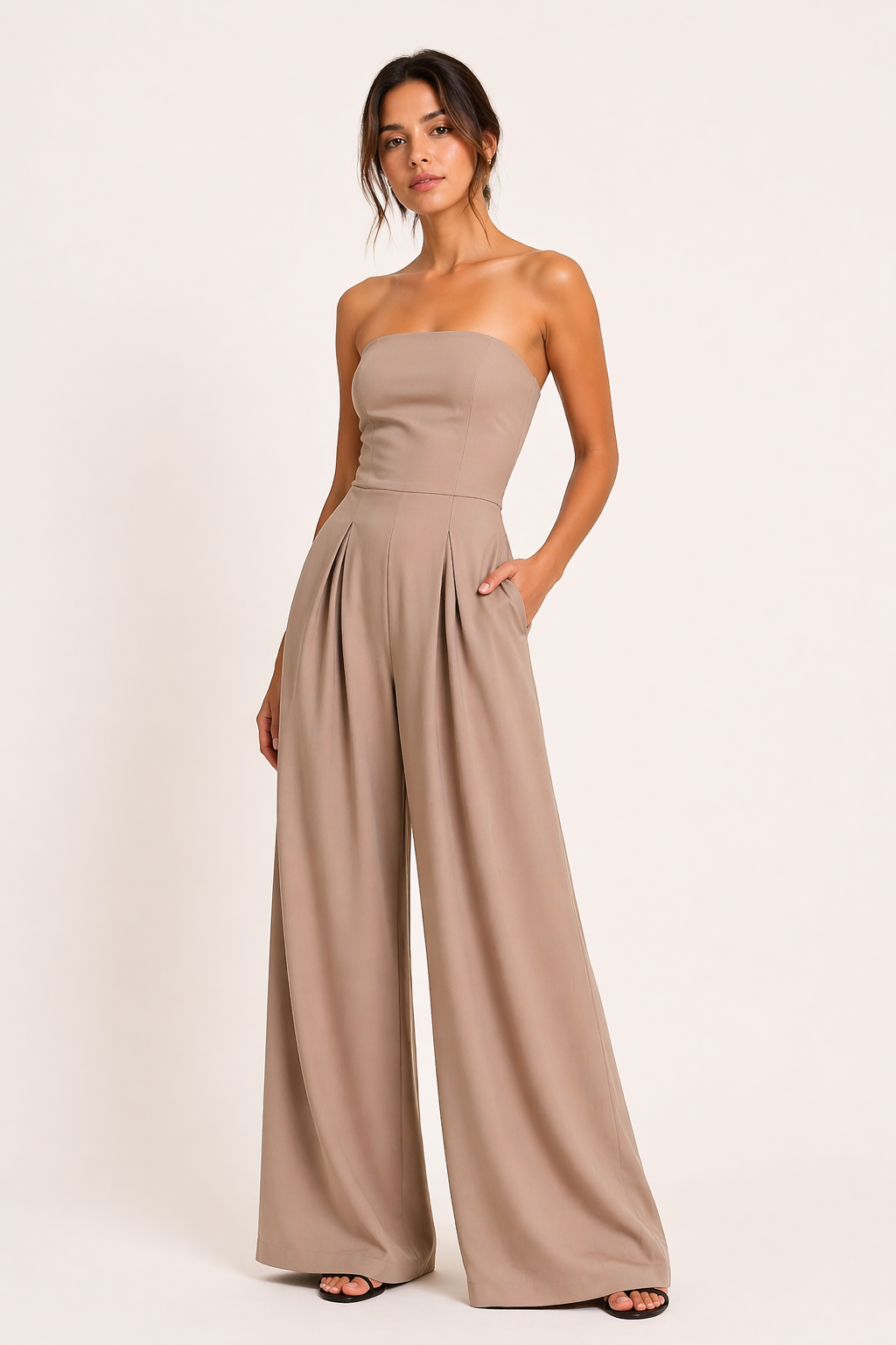 Trendy strapless dames jumpsuit met vloeiende wijde pijpen, een chique keuze voor elke gelegenheid.