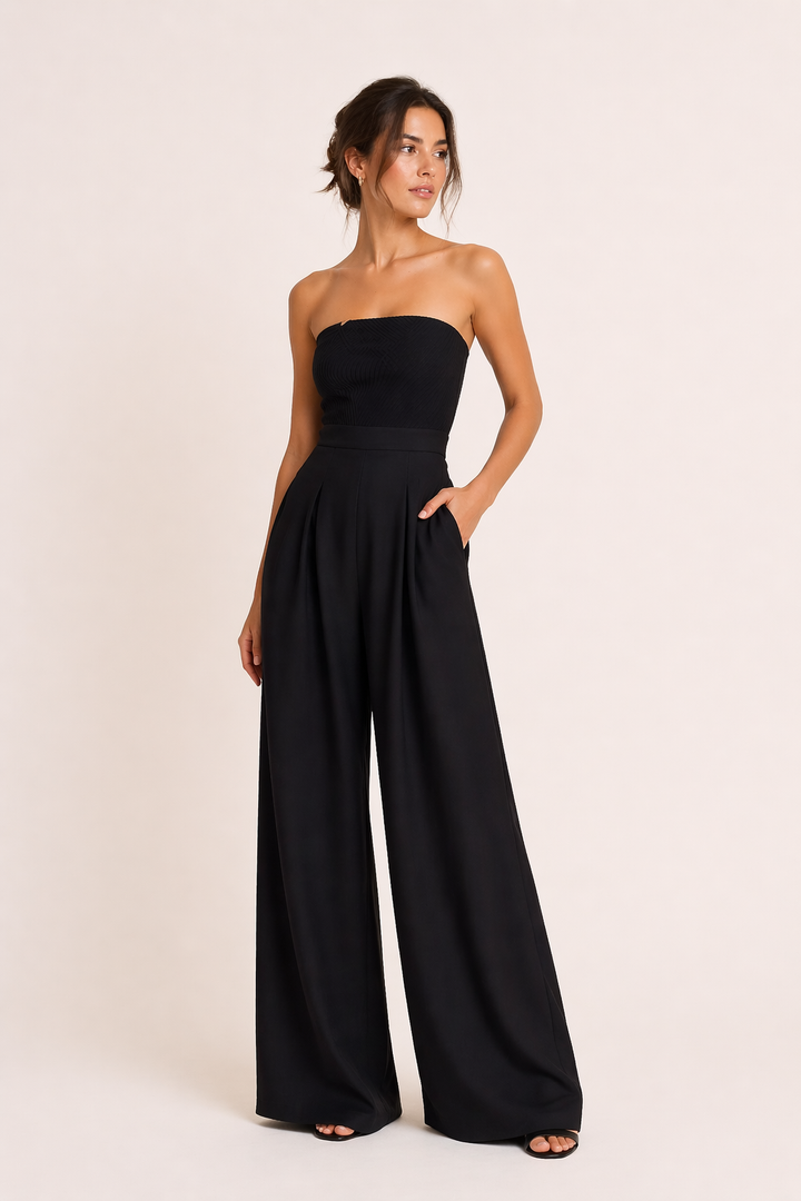 Stijlvolle marineblauwe strapless dames jumpsuit met wijde pijpen, perfect voor een elegante zomerse look.