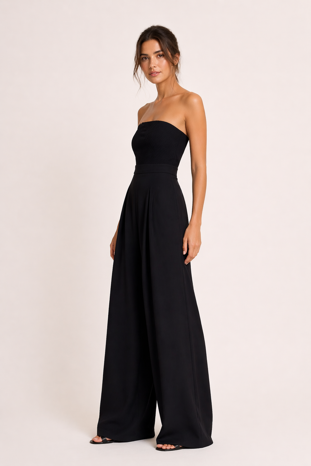 Elegante zwarte strapless jumpsuit voor dames met wijde pijpen, ideaal als feestoutfit of avondkleding.