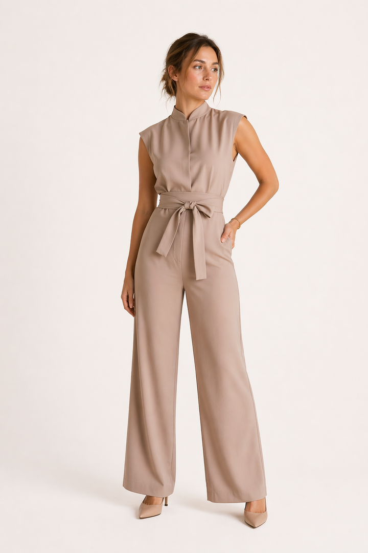 Elegante dames jumpsuit met brede pijpen en flatterende tailleriem, ideaal voor een stijlvolle look.