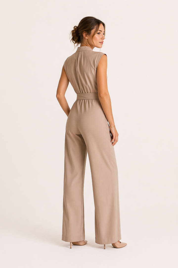 Stijlvolle dames jumpsuit met hoge hals, brede pijpen en riem, een comfortabel eendelig pak.