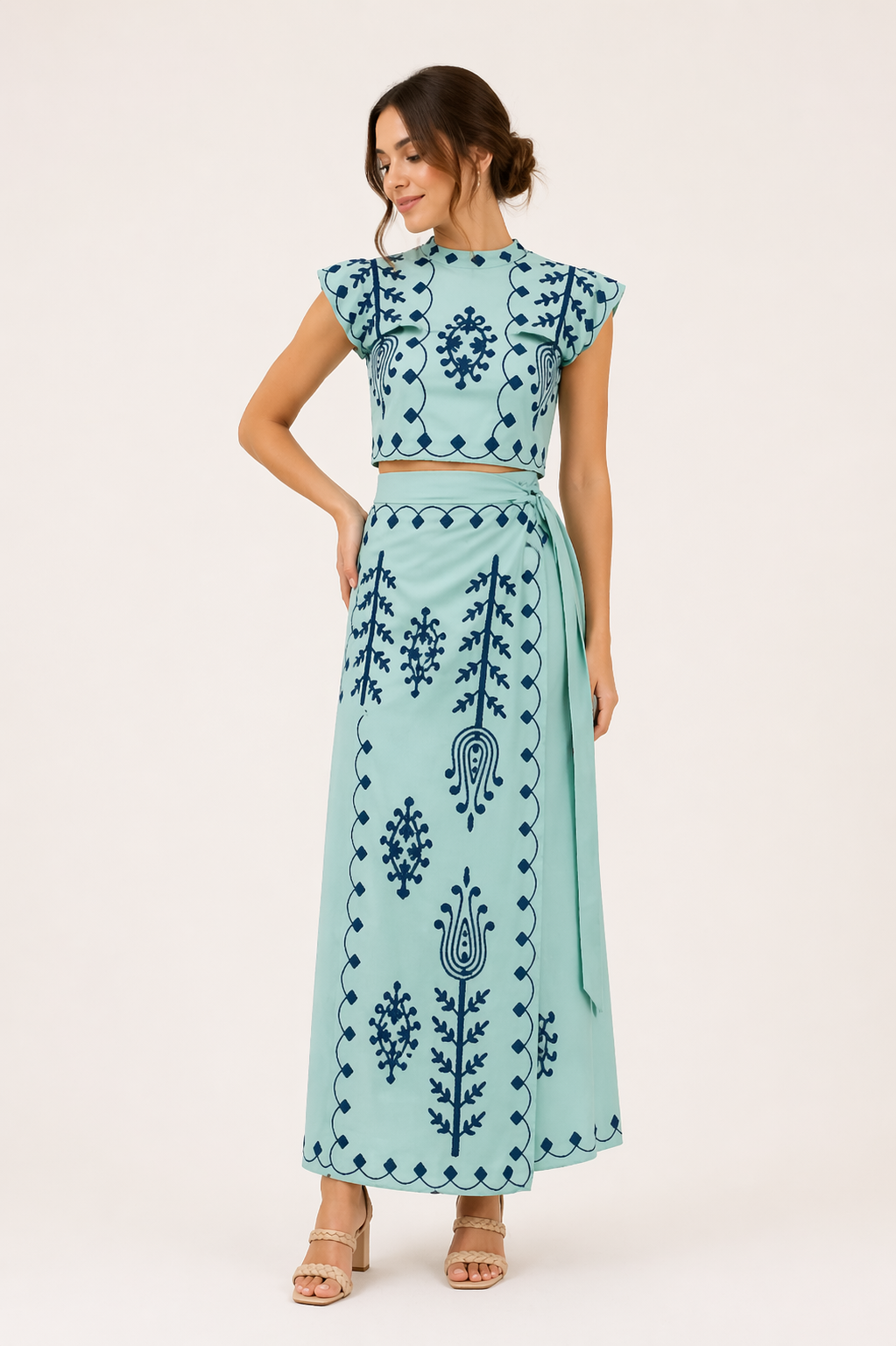Zomerse witte dames set met lichtgroen borduursel van midirok en top
